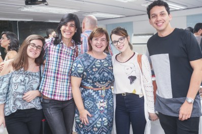 Paula Dias (centro) ladeada por alunos e parceiros da Consumix