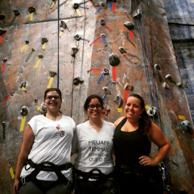 Ludmilla Veloso ladeada por Karina Martins e Carolina Godoy