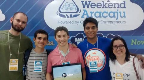 Ludmilla Veloso ao lado de jovem empreendedores